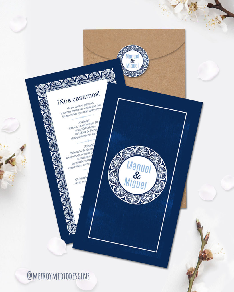 Invitación de boda personalizada en color azul marino y blanco en vertical con sobre de papel kraft